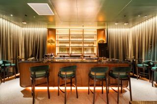 Downtown Luxury Stay with Complimentary Parking - 1