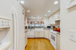 Dog-friendly oceanfront townhouse with covered balcony, views, pool & AC - 2