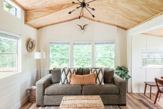 Mountain View Bungalow Near Breweries, Trails, Pool and Waterfalls - 4