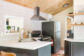 Mountain View Bungalow Near Breweries, Trails, Pool and Waterfalls - 7