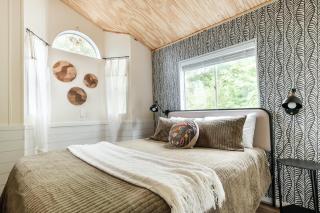 Mountain View Bungalow Near Breweries, Trails, Pool and Waterfalls - 1