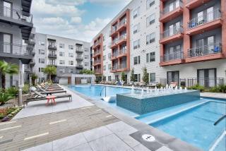 Downtown Luxury Apartment - Fast Wi-Fi - Free Parking - 4