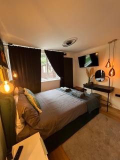 Flamingo Retreat with a Private Garden - 3