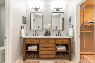 Modern gem! Family Fun! Great area! Grill Sleeps 10 - 2