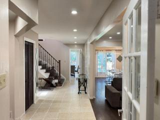 Stylish Mississauga Escape Near Downtown - 6