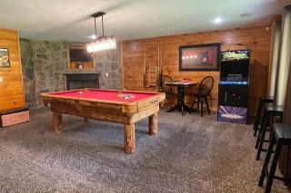Three Bears Lodge - Outdoor Hot Tub, Game Room, Pet Friendly + Chalet Village Resort Access - Chalet Village - 9