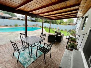 Cozy 3BR Home With Pool, Yard, Garage, and 80 inch TV! - Van Nuys - 8