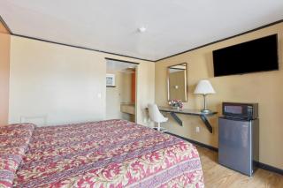 Currys Motel by OYO Saginaw MI - 3