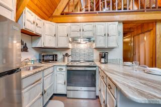 2 Mi to Smoky Mtns Natl Park! Hot Tub Hideaway - 1