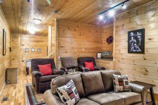 Gatlinburg Cabin-Mtn View-Hot Tub-Theater Room - 4