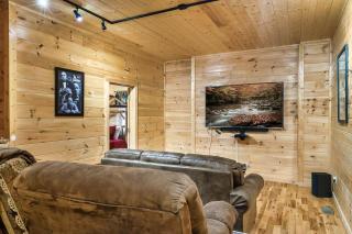 Gatlinburg Cabin-Mtn View-Hot Tub-Theater Room - 7