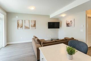 Bright & Modern 1-Bedroom Guest Suite - 9
