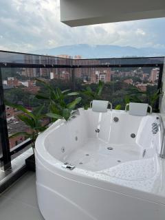 apto con jacuzzi y aire acondicionado cerca laureles - 0