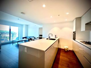 Mordern stylish 2B2B close to Richmond center - 2