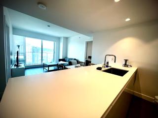 Mordern stylish 2B2B close to Richmond center - 1