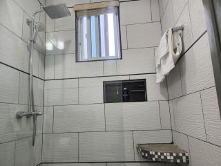 Modern Kingston Condo with Rooftop Pool and View - 2