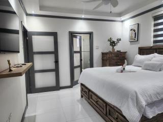 Modern Kingston Condo with Rooftop Pool and View - Kingston - 1