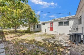 Charming 3 bedroom getaway house in Hollywood - 2