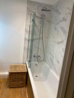 Spacious Garden Apartment in Cheltenham - 2