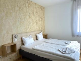 Prime Stay - Deluxe 3 Bedroom Family Apartment with Free Parking & AC - 4