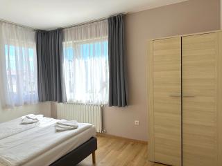 Prime Stay - Deluxe 3 Bedroom Family Apartment with Free Parking & AC - 3