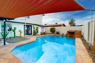 4BR Home with Pool and BackYard Oasis, Yard Games, AC - 8