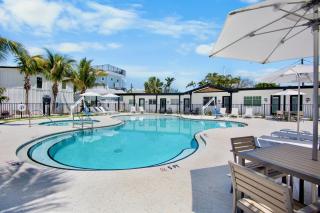 Pelican Post at Anna Maria Island Inn - 9