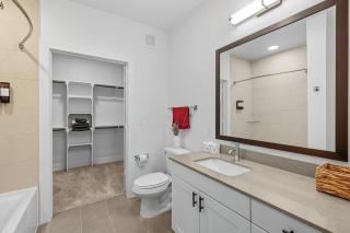 412 Stylish 2B2B Resort Style Pool & Gym, Golf Simulator, 7M to Dickies Stadium, 15M to AT&T stadium - 7