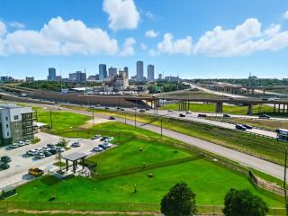 412 Stylish 2B2B Resort Style Pool & Gym, Golf Simulator, 7M to Dickies Stadium, 15M to AT&T stadium - 2