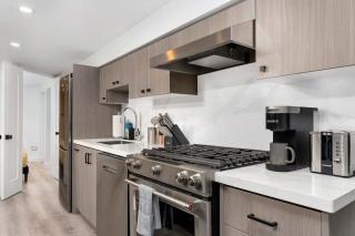 Modern 1-BR Condo with Parking in Downtown Toronto - 8