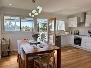 Cooinda on the Green - Your Happy Place! Golf Course Retreat with Kangaroo Views - 3
