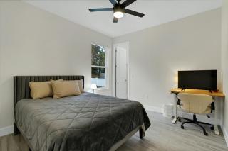 Sunny Stay Orlando Queen Room 4 with Shared Bath - 3