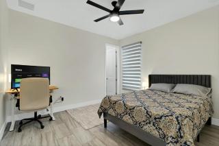 Sunny Stay Orlando Queen Room 3 with Shared Bath - 6