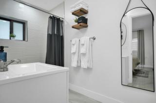 Suite Azul - fully-stocked, 1BR Apt with Private Patio and Free Parking - 1