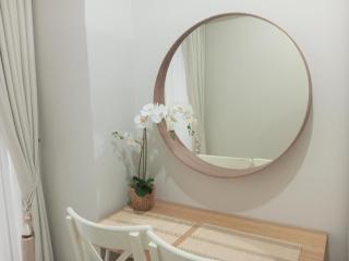 Modern MOA Escape, Work, Chill & City Views - 5