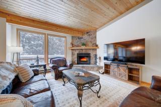 Cozy Ski Getaway | Hot Tub | Sauna | Game Room - 9