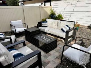 North End blue -Hot Tub - Fire Pit - Downtown -4BR - 6