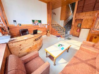 New Suraj Inn - Nestled near Hidimba Temple ! Rooftop Cafe With Hampta View ! Private Parking - 5