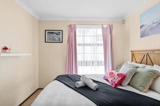 Tranquil Queen Room - Centrally Located at Milperra - Shared Bathroom - 2