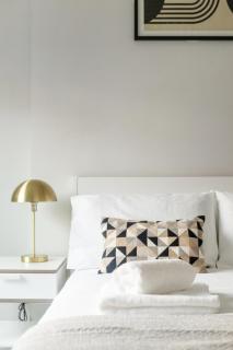 Modern Hyde Park Flat on Vibrant Queensway - 2