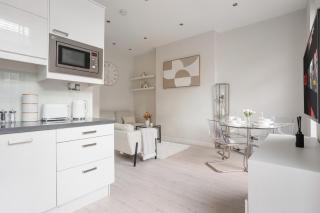 Modern Hyde Park Flat on Vibrant Queensway - 0