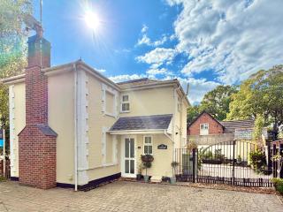 Gateman's Cottage - Three Bedroom Detached Home - Free Parking - Close to New Forest and Beaches - 0