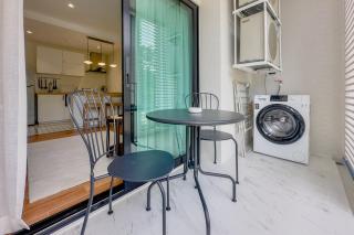 Title Halo Naiyang 1BR Apart Garden View bar table - 2