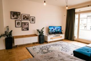 Bright 120m apartment 2BR Balconies near Castle - 2