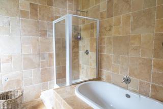 Colwyn Drive Luxury and Spa Guest House by First Private Stays - 3