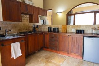 Colwyn Drive Luxury and Spa Guest House by First Private Stays - 3