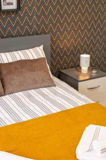Hadrian Modern Amber Apartment in Prime Old Town Location - 1