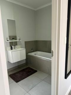 Sandton Grand 1-Bed at Middle - 1