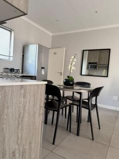 Sandton Grand 1-Bed at Middle - 3