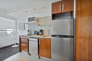 Ocean Drive Apt with Balcony & Rooftop Pool - 7